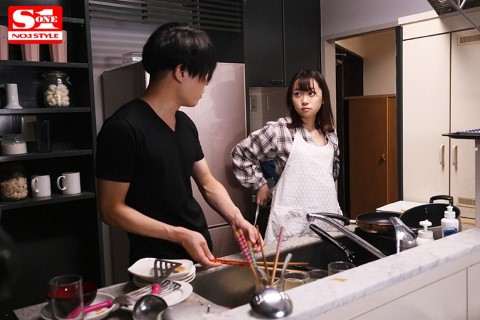 Ngủ Giả Vờ ,Chồng Phát Hiện Cô Vợ Nóng Bỏng Bị Bạn Thân Chịch Ngay Bên Cạnh